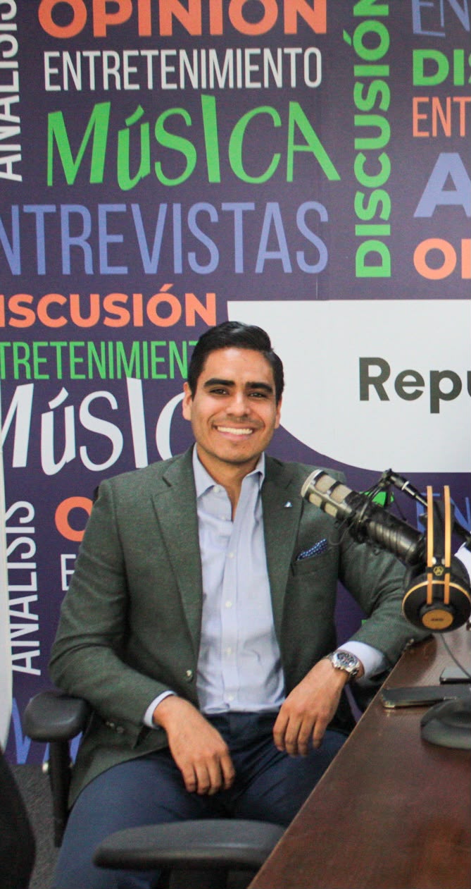 Retrato de Mr. Bu$iness en un estudio de radio